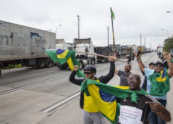 Após discurso de Bolsonaro, manifestantes dizem que bloqueio em rodovia continua