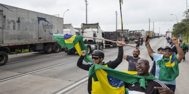 Após discurso de Bolsonaro, manifestantes dizem que bloqueio em rodovia continua
