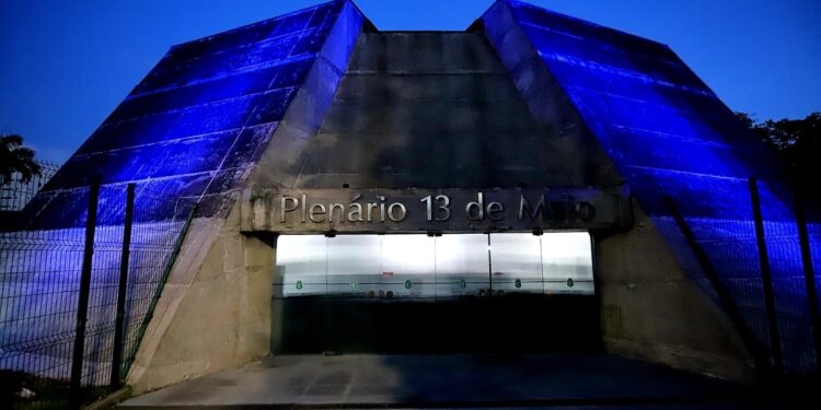 Alece ilumina o plenário em alusão à campanha Novembro Azul
