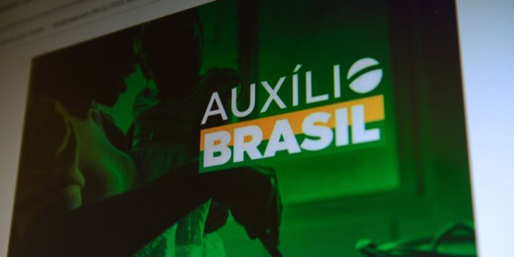 Beneficiários do Auxilio Brasil podem sacar hoje parcela de novembro