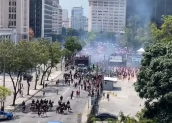 Festa do Flamengo termina com confusão e correria no Centro do Rio