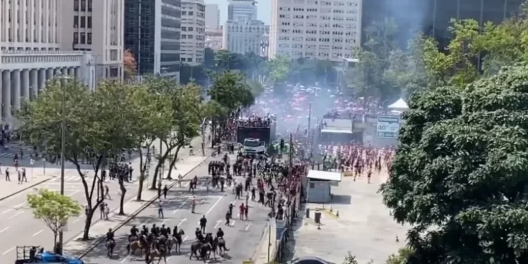 Festa do Flamengo termina com confusão e correria no Centro do Rio