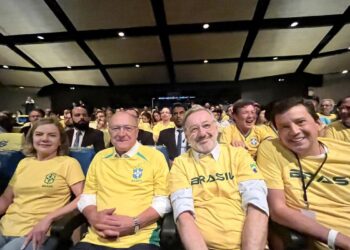 Equipe de transição pausa trabalhos para ver estreia da seleção