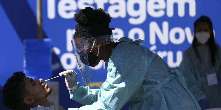 Brasil registra 2.073 novos casos de covid-19 em 24 horas