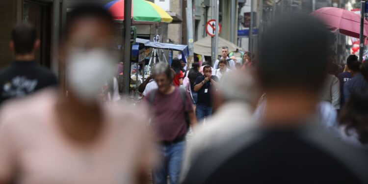 Covid-19: Brasil registra 8 mortes e 4,3 mil casos em 24 horas