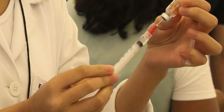 Mais de 69 milhões de brasileiros não tomaram a 1ª dose de reforço contra covid-19