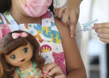 Covid-19: Saúde distribui 1 milhão de doses de vacina para crianças