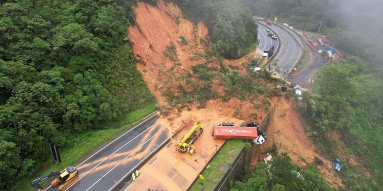 Deslizamento de terra na BR-376 mata duas pessoas no Paraná