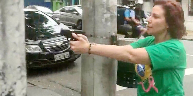 STF tira porte e dá 48 horas para Carla Zambelli entregar arma