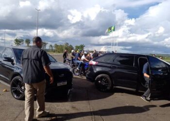 Após 2 meses, Bolsonaro faz passeio de moto na véspera do Natal
