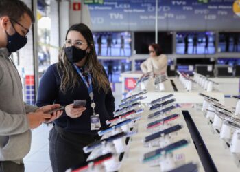 Vendas do comércio crescem 0,4% de setembro para outubro, diz IBGE