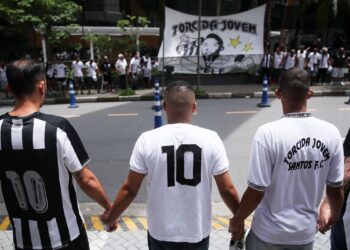 Torcedores vão a hospital prestar solidariedade a Pelé