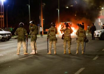 Manifestantes bolsonaristas tentam invadir sede da PF e queimam veículos no DF