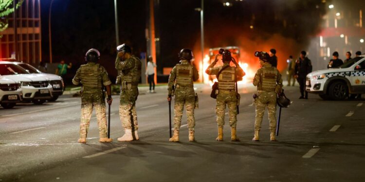 Manifestantes bolsonaristas tentam invadir sede da PF e queimam veículos no DF