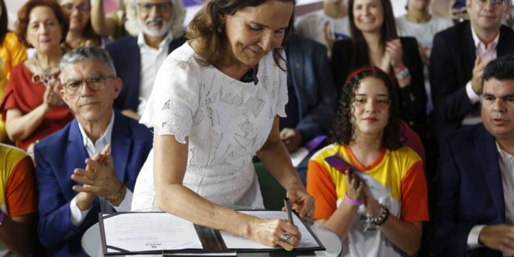 Izolda sanciona lei que apoia universalização do tempo integral para Ensino Fundamental nas redes públicas municipais