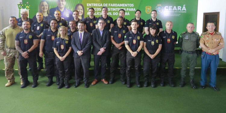 Governo do Ceará entrega fardamentos e distintivos para policiais civis