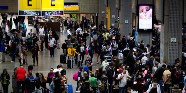 Passageiros com problemas em voo têm direito a reembolso e alimentação; veja como reclamar