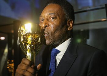 Pelé está com infecção respiratória, segundo boletim médico