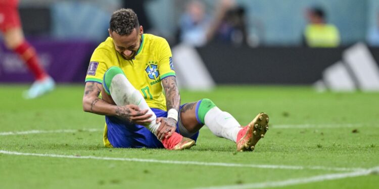 Neymar será avaliado no sábado para definir data de retorno à Copa