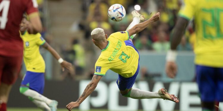 Gol de voleio de Richarlison é eleito o mais bonito da Copa do Catar