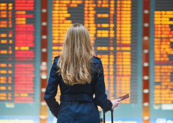 Passageiros com problemas em voo têm direito a reembolso e alimentação; veja como reclamar