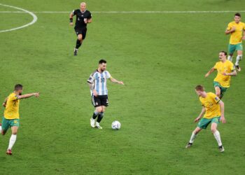 Messi desmonta retranca da Austrália e coloca Argentina nas quartas da Copa
