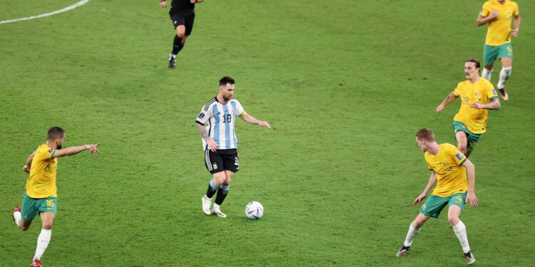 Messi desmonta retranca da Austrália e coloca Argentina nas quartas da Copa