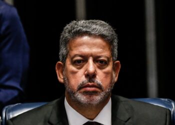 Lira dribla Lula e Bolsonaro para manter poder do centrão