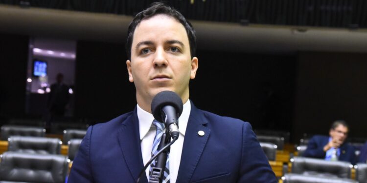 Célio Studart quer desobrigar cobrança obrigatória de taxa do lixo em lei federal