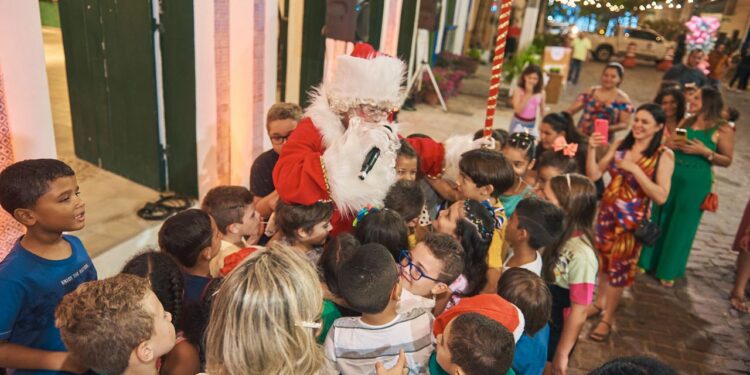 Aracati: Chegada do Papai Noel abrilhanta primeira noite do Dezembro Iluminado
