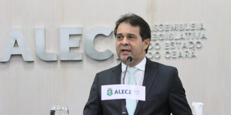 Evandro Leitão destaca produção legislativa e ações cidadãs da Alece