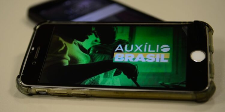 Auxílio Brasil é pago hoje a beneficiários com NIS final 4