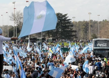 Seleção argentina é recebida por multidão no aeroporto de Ezeiza, em Buenos Aires