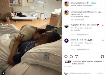 Kely Nascimento posta foto abraçada a Pelé no hospital