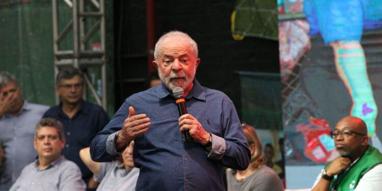 Lula participa de evento com catadores em São Paulo