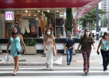 Brasil tem maior média de casos de Covid desde 4 de agosto