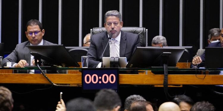 Câmara aprova em 2º turno PEC que amplia teto por um ano para Bolsa Família