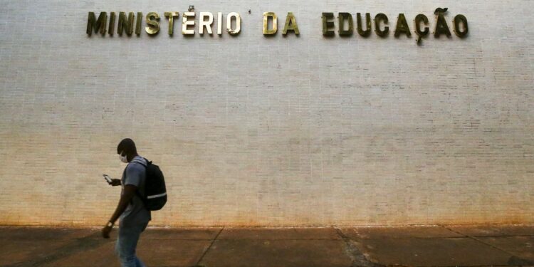 MEC revoga portaria sobre a abertura de cursos de medicina