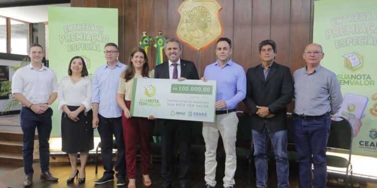 Ao entregar prêmios do Sua Nota Tem Valor, governador Elmano exalta conscientização social proporcionada pelo programa
