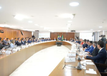 Governador defende investimentos em infraestrutura, saúde e combate à fome em reunião com Lula e governadores