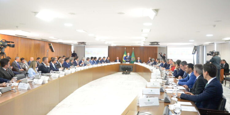 Governador defende investimentos em infraestrutura, saúde e combate à fome em reunião com Lula e governadores