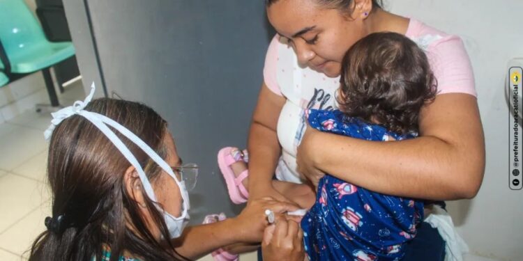 Crianças de seis meses a menores de três anos são vacinadas contra Covid-19 em Aracati