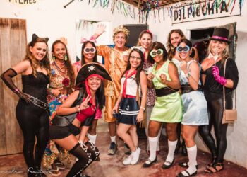 Férias 2023: Canoa Quebrada retoma tradicional Festa da Fantasia