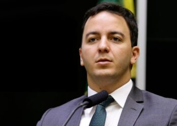 Célio Studart pede apuração de possíveis abusos nos preços de combustíveis