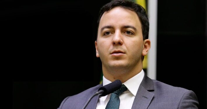 Célio Studart pede apuração de possíveis abusos nos preços de combustíveis