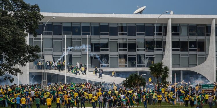 PM e Exército desocupam acampamento golpista no DF; 1.200 são presos, diz Ministério da Justiça