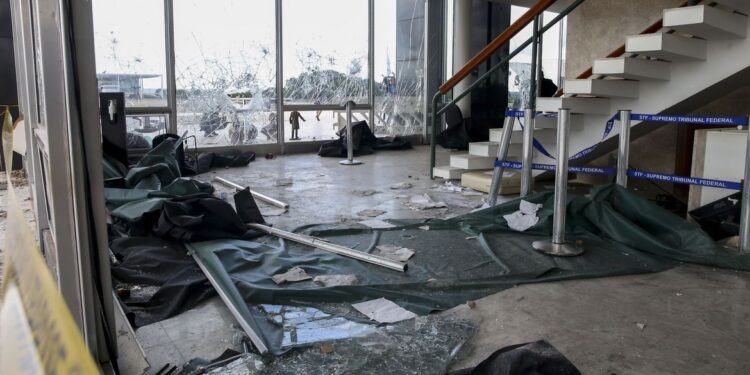 PF termina trabalho de perícia na sede do Supremo