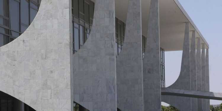 Lula determina retirada de 8 estatais de programa de privatização