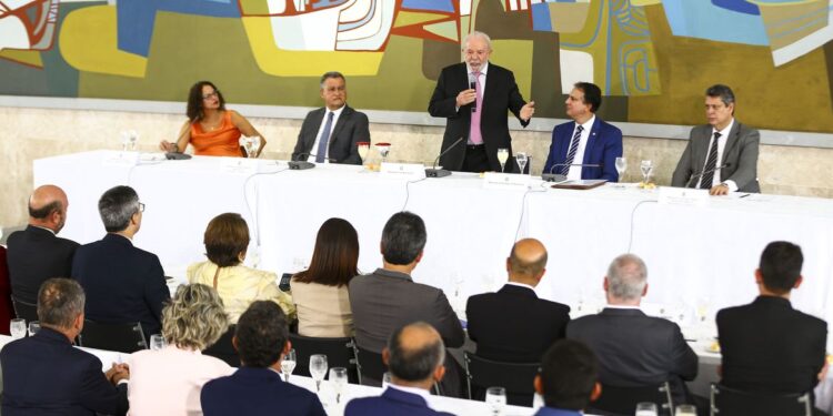 Lula diz a reitores que educação vai sair do obscurantismo