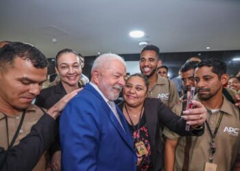 Lula agradece funcionários por limpeza do Planalto